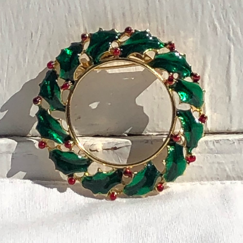 Holly Berry Wreath Gold Tone Enamel Pin Christmas Brooch VNTG VGC